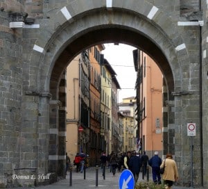 lucca-gate-italy luca-travel-gate
