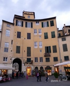 piazza-del-mercato-lucca-italy italy-travel-lucca-piazza-del-mercato