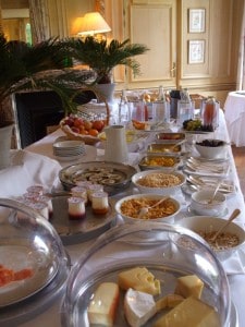 chateau-france-la-cheneviEres-breakfast
