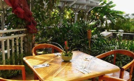 Outside dining area makes slow food dining in Hawaii a pleasant experience.