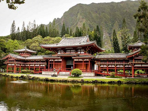 Exploring Byodo-in Temple on Oahu Island
