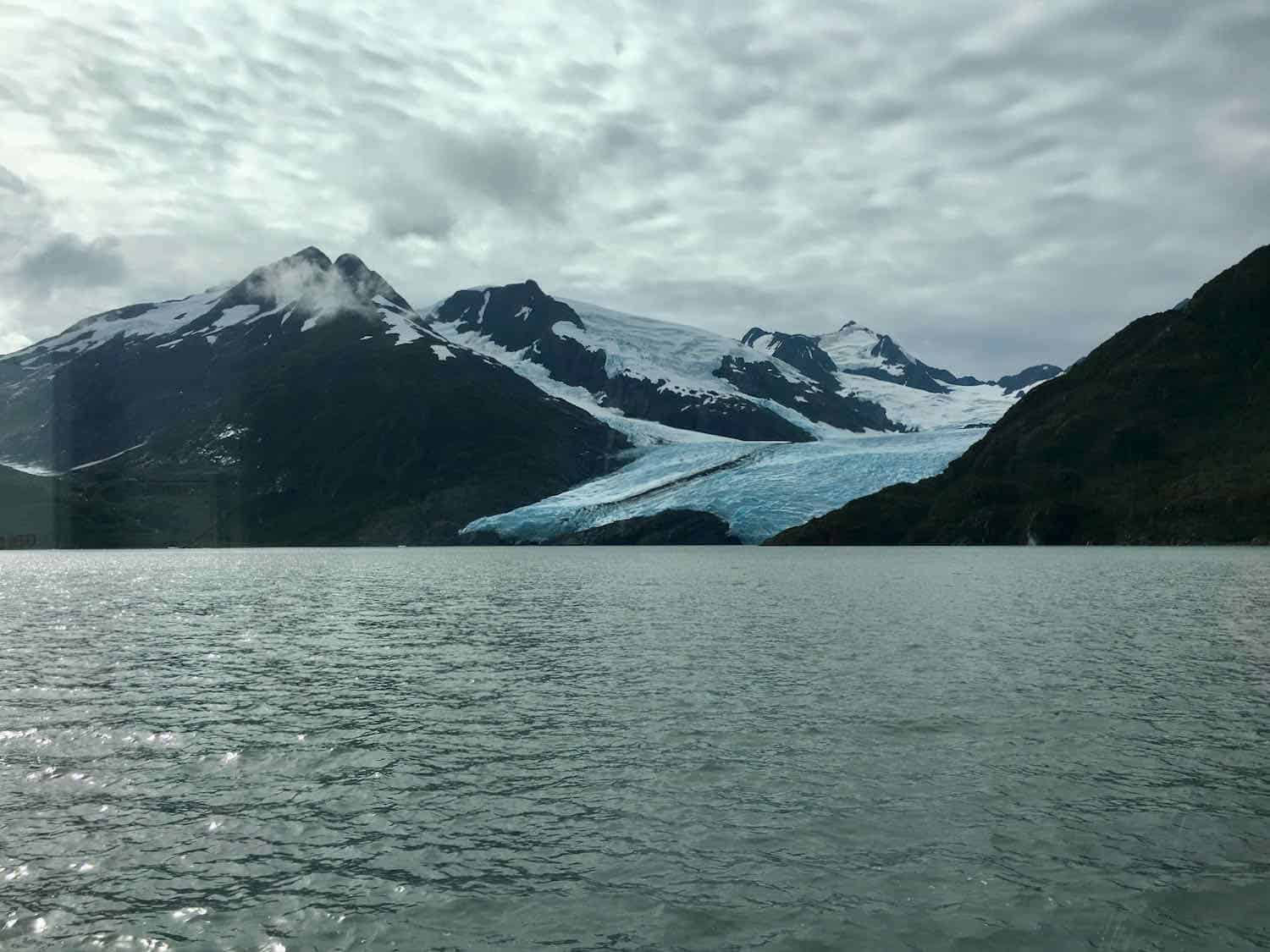 Glacier sloping down to the ocean